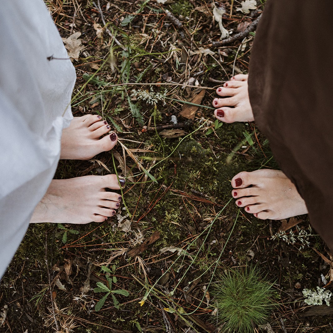 Imagen de cuatro pies, de dos personas que están frente a frente. 