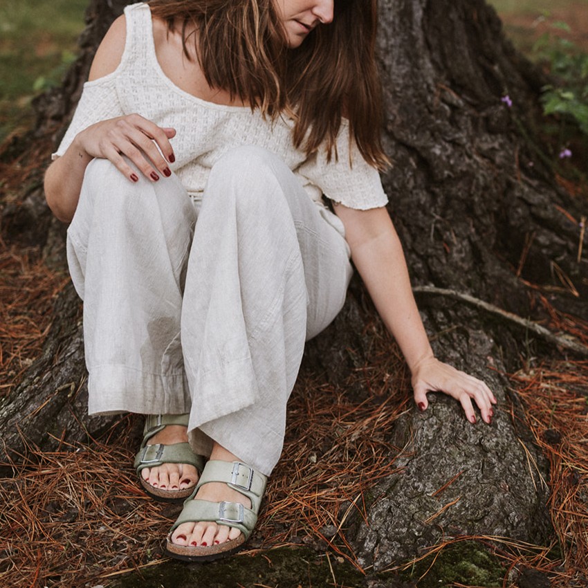 Silvia, tocando una raíz de un árbol grande. 